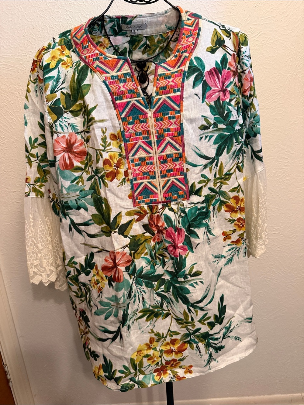 🌴🌴🌴BOGOHO🌴🌴🌴John Mark BOHO Embroidered Floral Split-Neck Tunic Top - White/Green